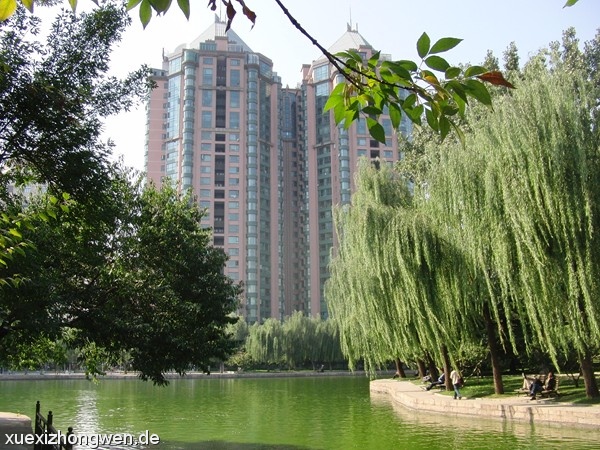 Pekinger Hochhäuser zwischen grünen Pflanzen