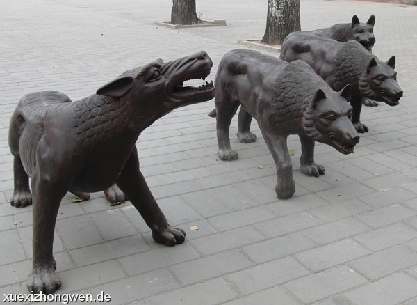 aggressive Wölfe Skulpturen