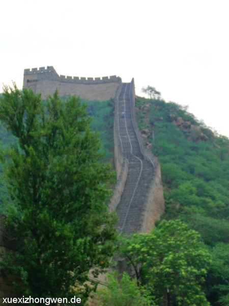 Chinesische Mauer erklimmt Berg
